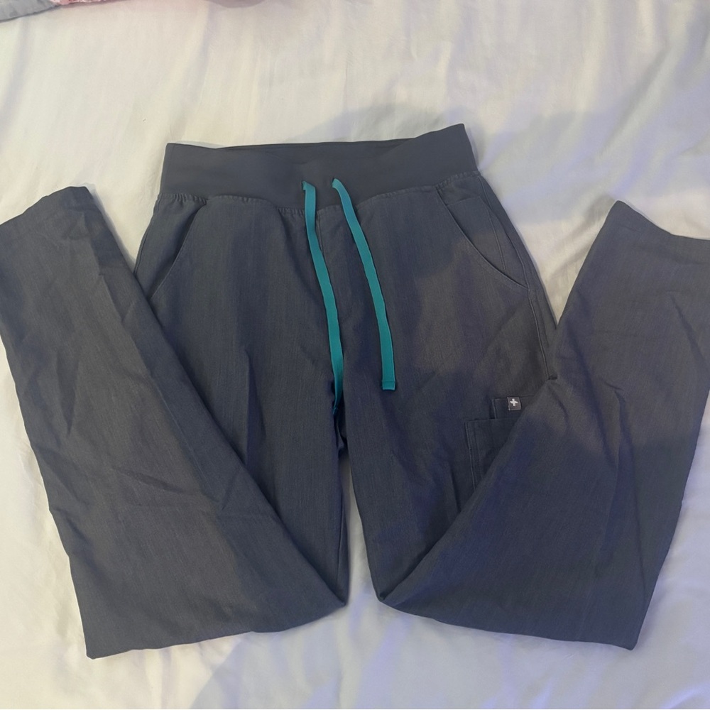 Figs gray yola skinny scrub pants